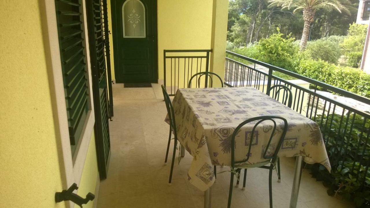 Apartments Marcic Bol Esterno foto